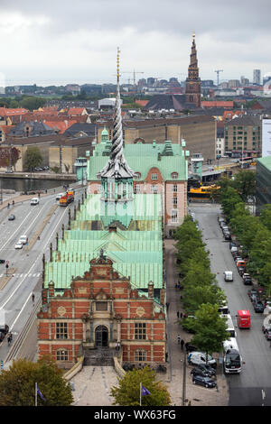 L'ex borsa, xvii secolo Børsen, a Copenaghen, con il campanile della Chiesa del Nostro Salvatore nella distanza Foto Stock