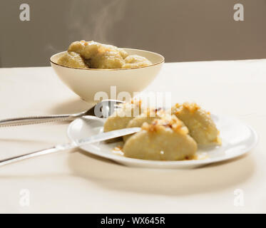 Cepelinai mit Hackfleischfüllung und Sauerrahm Foto Stock