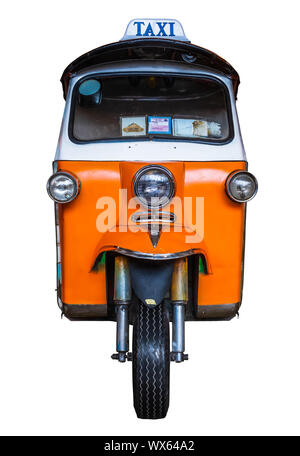 La parte anteriore di un Grungy vecchio Orange Thailandia-Tuk Tuk Taxi isolato su uno sfondo bianco Foto Stock