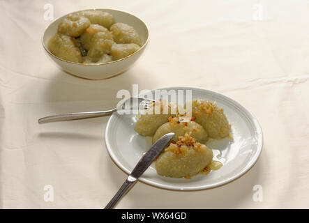 Cepelinai mit Hackfleischfüllung und Sauerrahm Foto Stock