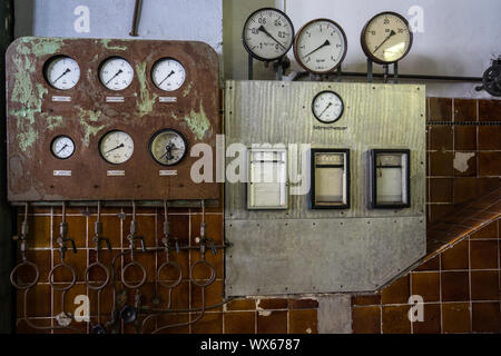 Strumenti Messure in un Turbine Hall di una mattonella di fabbrica Foto Stock