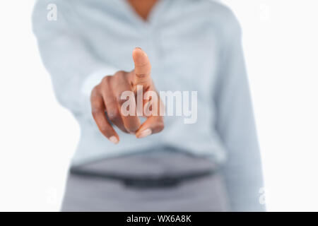 Dito toccando uno schermo invisibile contro uno sfondo bianco Foto Stock