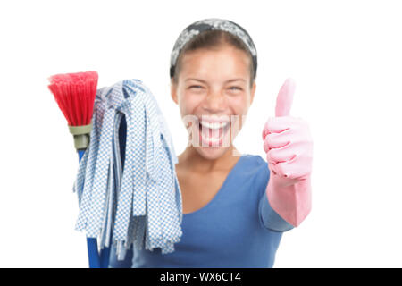 Donna di pulizia finito che mostra una felice pollice in alto dopo un successo nella pulizia di primavera. Bellissima gara di misto asian / modello caucasico isolato su bianco ba Foto Stock