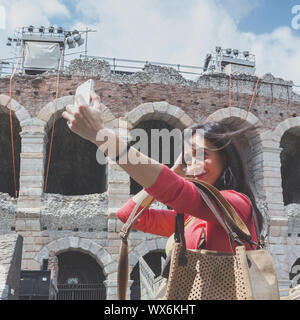 Turistica prendendo selfie foto Foto Stock