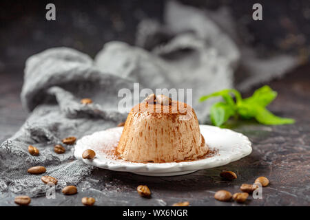 Caffè Panna cotta cosparso di cacao in polvere. Foto Stock