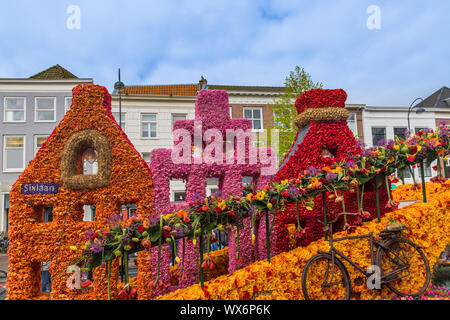 Statua fatta di tulipani sui fiori sfilano in Haarlem Paesi Bassi Foto Stock