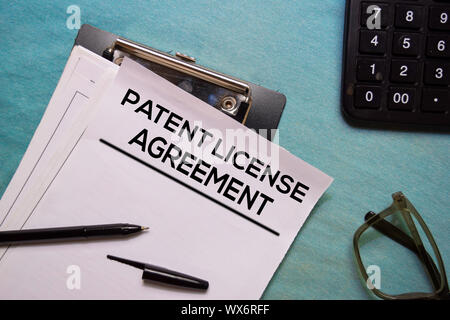 Accordo di licenza di brevetto testo sul documento forma isolata sulla scrivania in ufficio. Foto Stock