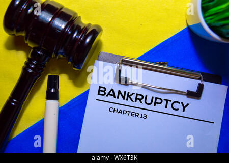 Bankcrupty Capitolo 13 del testo in forma di documento e martello isolata sulla scrivania in ufficio. Foto Stock