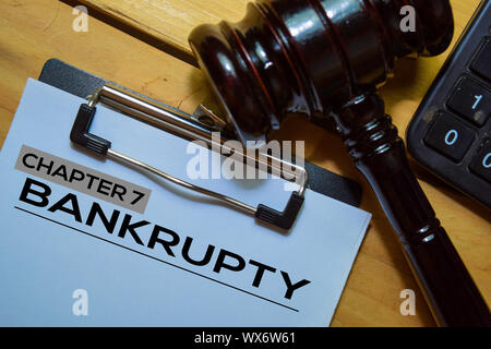 Bankcrupty Capitolo 7 del testo in forma di documento e martello isolata sulla scrivania in ufficio. Foto Stock