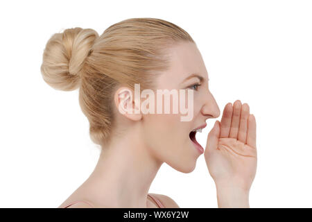Vista laterale immagine di una donna che urlavano contro la superficie bianca Foto Stock