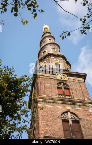 La guglia su Vor Frelsers Kirke, o la Chiesa del nostro Salvatore, in Christianshavn, Copenhagen, con i suoi esterni scala a spirale Foto Stock