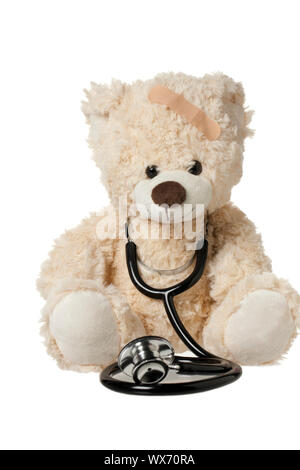 Simpatico orsacchiotto con un bendaggio e stetoscopio visualizzato sul bianco. Foto Stock