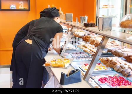 Vassoio di eclairs su pasticceria contatore. Foto Stock