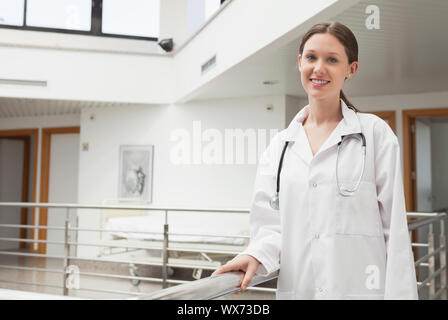 Medico donna appoggiata sulla ringhiera in ospedale scale Foto Stock