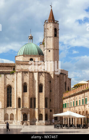 Piazza del Popolo in Ascoli Piceno Italia Foto Stock