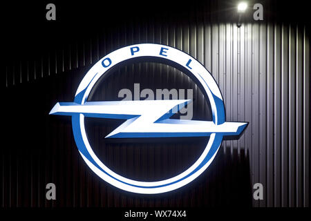 Opel logo alla distribuzione merci centro del gruppo Opel, Bochum, Germania, Europa Foto Stock