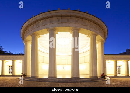 Elisenbrunnen in serata, Aix-la-Chapelle, Renania settentrionale-Vestfalia, Germania, Europa Foto Stock