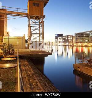 Duisburg porto interno di sera, Duisburg, la zona della Ruhr, Germania, Europa Foto Stock