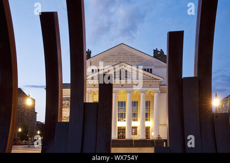 Vista attraverso la scultura archi 5 x 5 a Duisburg teatro in serata, Duisburg, Germania, Europa Foto Stock