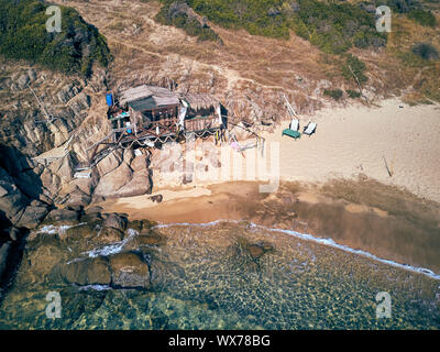 Uomo in amaca su una spiaggia vista aerea Foto Stock