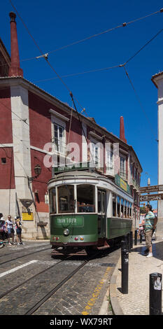 Facciata rossa casa verde con il tram di fronte Foto Stock