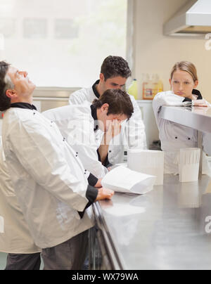 Frustrati dallo Chef discutendo il menu n cucina Foto Stock