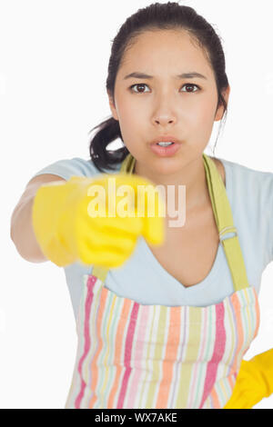 Accusando la donna in grembiule e guanti di gomma rivolta in avanti Foto Stock