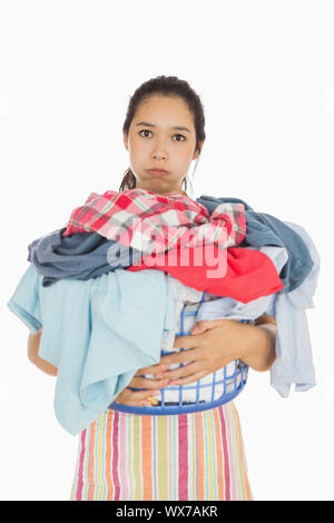 Stanco della donna in grembiule pesante di contenimento lavanderia completa bakset Foto Stock