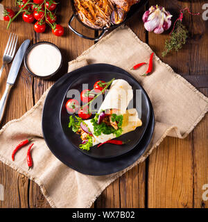 Gustosa avvolge riempito con tirato la carne di maiale e insalata mista Foto Stock