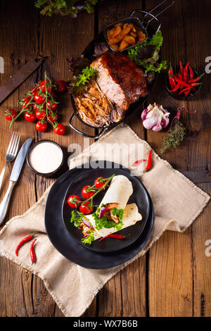 Gustosa avvolge riempito con tirato la carne di maiale e insalata mista Foto Stock