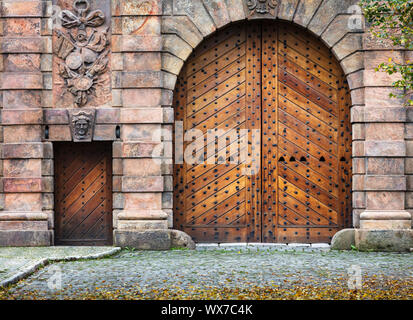 Antico cancello di legno e porta in casa Foto Stock