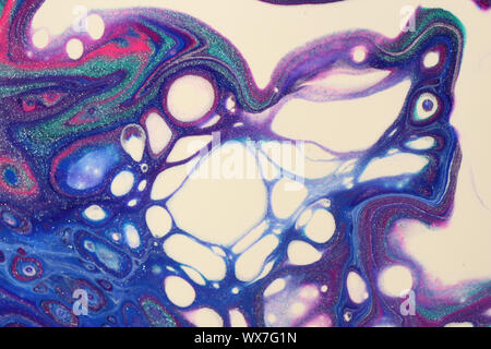 Luminose pittura astratta in glitter teal, blu, viola, neon pink e white offre i lacci in forma di un abstract butterfly per gli sfondi. Foto Stock