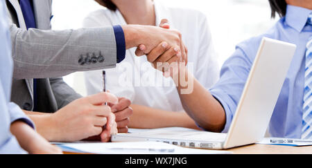 Close-up di business partner si stringono la mano in una riunione Foto Stock