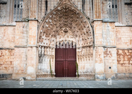 Batalha, Portogallo - 13 Aprile 2019: dettagli architettonici del monastero di Santa Maria da Vitoria noto come il Monastero di Batalha su una giornata di primavera. Nazioni Unite Foto Stock