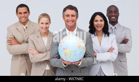 Multi-etnico team business tenendo un globo terrestre Foto Stock