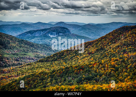 Blue Ridge e Smoky mountains cambiando colore in autunno Foto Stock