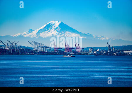 Porto di Seattle con gru rossa e le barche con il Monte Rainier Foto Stock