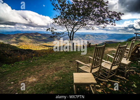 Viste sulla montagna al tramonto dalla sedia prato Foto Stock