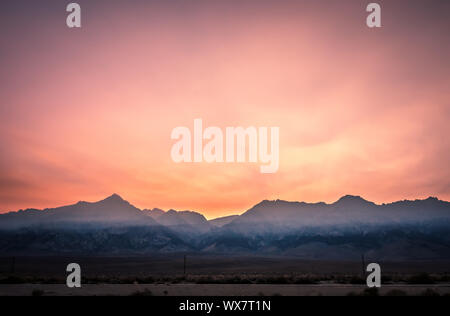 Owens surreale lago al tramonto in California USA Foto Stock