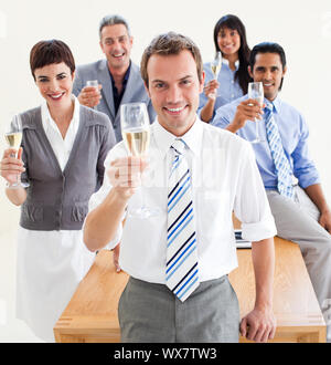 International Business persone bevendo champagne in ufficio Foto Stock
