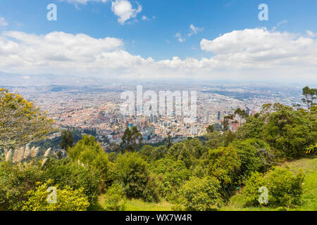 Bogotà vista aerea da Monserrate montagna in una giornata di sole Foto Stock