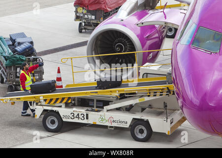 Aeromobile presso la porta docking, dall'aeroporto di Duesseldorf, nella Renania settentrionale-Vestfalia, Germania, Europa Foto Stock
