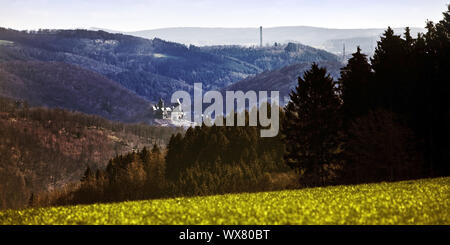 Sentiero escursionistico Sauerland-Hoehenflug, vista di Burg Altena, Nachrodt-Wiblingwerde, Germania, Europa Foto Stock