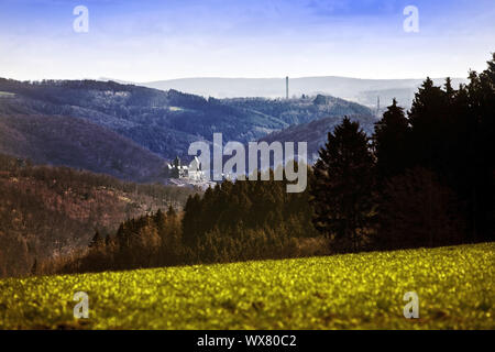 Sentiero escursionistico Sauerland-Hoehenflug, vista di Burg Altena, Nachrodt-Wiblingwerde, Germania, Europa Foto Stock