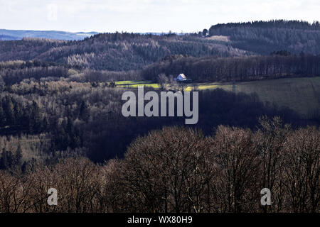 Sentiero escursionistico Sauerland-Hoehenflug, vista di una casa isolata, Nachrodt-Wiblingwerde, Germania, Europa Foto Stock