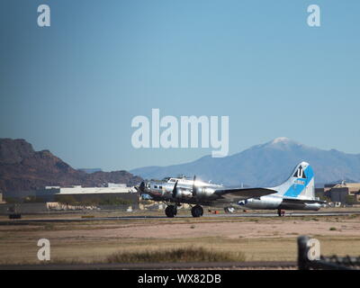 B-17 alluminio coperto a Falcon campo, Mesa in Arizona. Foto Stock