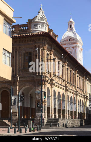 CUENCA, ECUADOR - 13 febbraio 2014: l'edificio del San Francisco parrocchia all'angolo delle strade Juan Jaramillo e Padre Aguirre su Februar Foto Stock