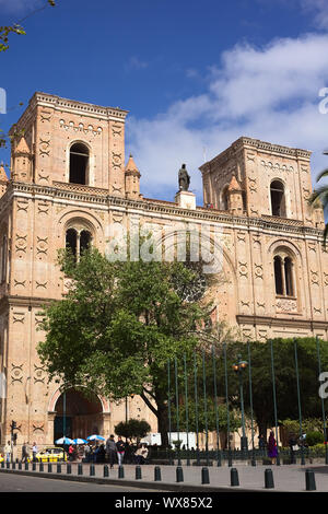 CUENCA, ECUADOR - 13 febbraio 2014: la nuova Cattedrale di Cuenca al Parque Calderon il 13 febbraio 2014 a Cuenca, Ecuador Foto Stock