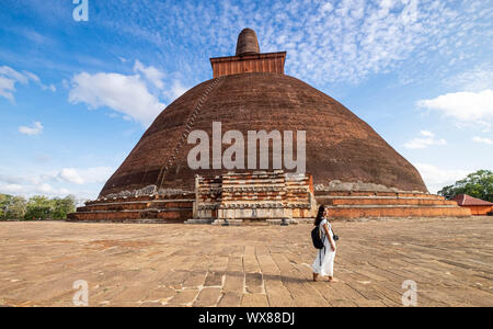 Polonnaruwa/ Sri Lanka - Agosto 07 2019: La donna aspecifici a Jetavana Dagoba è uno dei punti di riferimento centrale nella sacra città del patrimonio mondiale Foto Stock