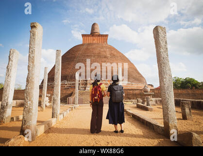 Polonnaruwa/ Sri Lanka - Agosto 07 2019: Le donne aspecifici a Jetavana Dagoba è uno dei punti di riferimento centrale nella sacra città del patrimonio mondiale Foto Stock